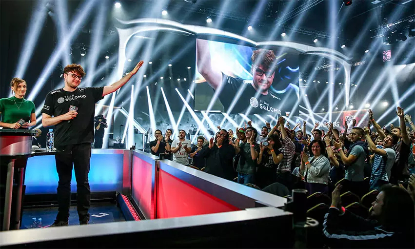 开箱！S15英雄联盟总决赛官方战队出征礼盒内含哪些好物？